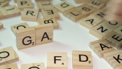 Enger-Fokus,-Nahaufnahme:-Gaza-Wort-Mit-Scrabble-Buchstabensteinen-Gebildet