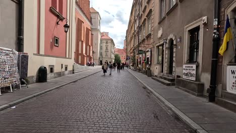 Explorando-Las-Zonas-Peatonales-De-Varsovia,-Polonia,-La-Esencia-Del-Viaje-Y-La-Exploración-Urbana,-Profundizando-En-Las-Maravillas-Arquitectónicas-De-Las-Ciudades-Europeas.