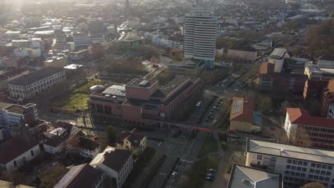 Panorama-De-Drones-Del-Centro-De-La-Ciudad-De-Kaiserslautern-En-La-Hora-Dorada,-Disparo-De-Arco