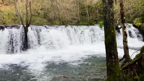 Serenidad-De-La-Cascada-Del-Prado-En-Ourense,-España