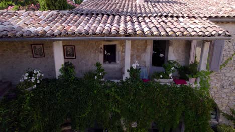 Slow-establishing-shot-of-a-beautiful-courtyard-at-a-villa-in-France