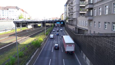 Tomada-Desde-Un-Puente-En-Berlín,-Mirando-Una-Calle-Grande-Con-Mucho-Tráfico,-Al-Lado-De-Messe-Nord-ICC.