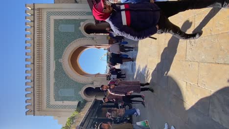 Vertical,-Bab-Bou-Jeloud-Gate-in-Old-Medina-of-Fez,-Morocco