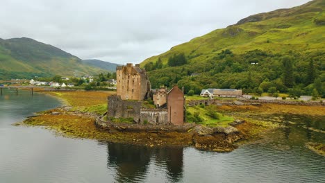 Impresionante-Toma-Aérea-Del-Castillo-De-Eilean-Donan-En-Las-Tierras-Altas-De-Escocia,-Escocia