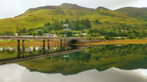 Atemberaubende-Wasserspiegelung-Der-Schottischen-Highlands