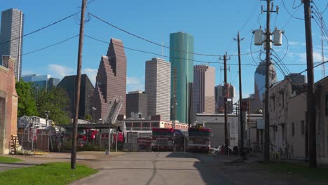 Einspielung-Eines-Hofes-Voller-Liegengebliebener-Feuerwehrautos-Mit-Der-Innenstadt-Von-Houston-Im-Hintergrund