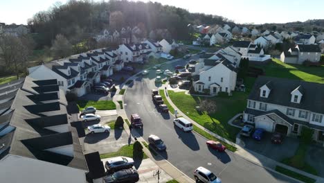 Drohnenaufnahme-Eines-Modernen-Amerikanischen-Neubau-Wohngebiets-Bei-Sonnenlicht