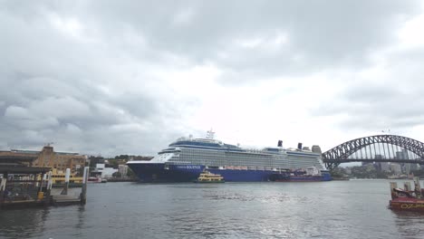 Crucero-Gigante-Con-Cubiertas-De-Solsticio-De-Celebridades-En-El-Puerto-De-Sydney