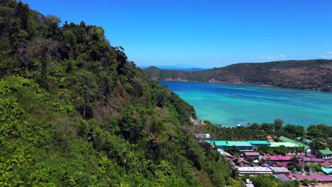 Türkis-Blau-Meer-Klippen-Felsen-Insel-Hügel-Strand