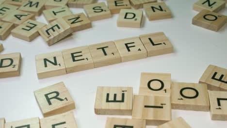 Fichas-De-Letras-Agregadas-A-La-Red-Para-Formar-La-Palabra-Netflix-En-El-Juego-De-Scrabble