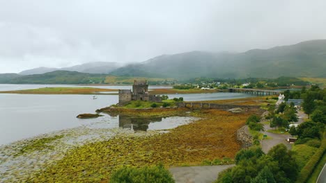 Castillo-De-Eilean-Donan-En-Loch-Duich-En-Las-Tierras-Altas-De-Escocia,-Dornie,-Escocia,-Reino-Unido