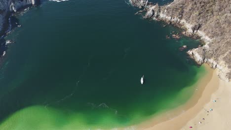 Golden-sands-and-blue-sea-in-Huatulco,-Oaxaca