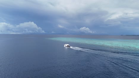 Disparo-De-Drones-De-Un-Barco-A-Toda-Velocidad-En-El-Océano-Durante-Un-Día-Nublado