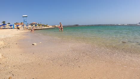 Touristen-Am-Strand-Des-Ferienortes-Marsa-Alam-Am-Roten-Meer-In-Ägypten-Im-Sommer