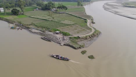 überfülltes-Motorboot-überquert-Den-Fluss