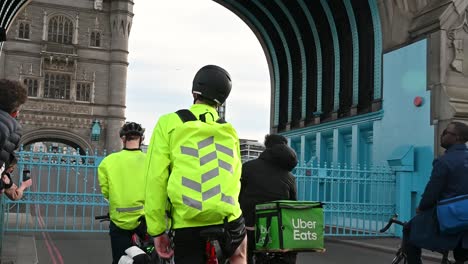 El-Puente-De-La-Torre-Se-Abre-Cuando-El-Hnlsms-Holland-Llega-A-Londres,-Reino-Unido