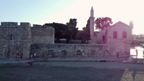 Fuerte-Medieval-Del-Casco-Antiguo-De-Larnaca-En-Chipre-Al-Atardecer,-A-Orillas-Del-Mar