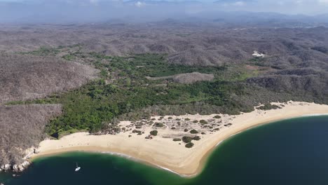 Bahía-Cacaluta,-Una-De-Las-Playas-Que-Se-Encuentran-En-Bahías-De-Huatulco,-Vista-Por-Drone