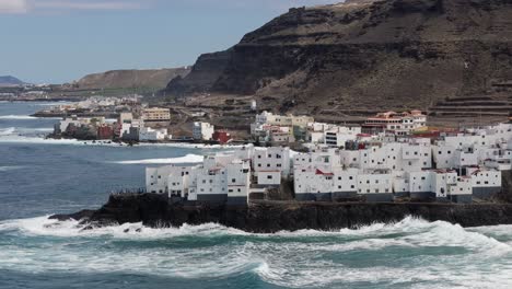 Antena-De-La-Ciudad-De-El-Roque-En-La-Isla-De-Tenerife,-Islas-Canarias,-España.