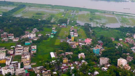 Luftaufnahme-Des-Betroffenen-Überschwemmungsgebiets-Des-Buriganga-Flusses,-Wohnhäuser-In-Bangladesch
