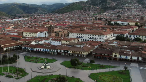 Panorama-De-órbita-Aérea-Con-Vistas-A-La-Plaza-De-Armas,-La-Ciudad-De-Cusco-Y-Los-Andes-Peruanos