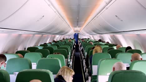 Turistas-Sentados-Dentro-Del-Avión-Durante-El-Vuelo-Yendo-A-Un-Viaje-De-Vacaciones