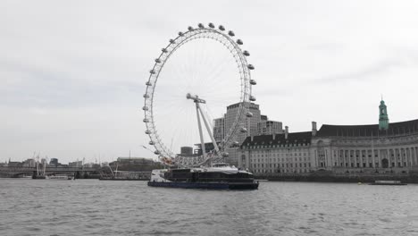 View-Of-London-Eye-from-Westminster-Pier-or-the-embankment,-known-as-the-Millennium-Wheel-On-Overcast-Day