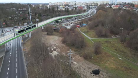 Drohnenansicht-Des-Viadukts-Mit-Einer-Darauf-Fahrenden-Straßenbahn