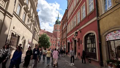 Die-Erkundung-Der-Umgebung-Des-Königsschlosses-In-Warschau,-Polen,-Verkörpert-Die-Essenz-Des-Reisens-Und-Der-Architektonischen-Entdeckung-Und-Lädt-Zur-Erkundung-Historischer-Wunder-Ein-