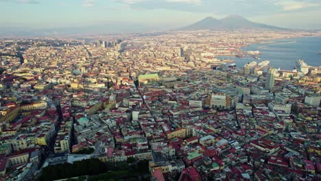 Italienische-Europäische-Stadt-Neapel,-Hoher-Und-Weiter-Panoramablick-Von-Der-Drohne-Mit-Einer-Szenerie-Im-Kinostil-Mit-Häusern,-Straßen,-Horizont-Und-Dem-Meer