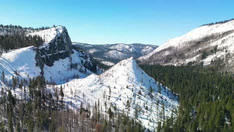 Aerial-view-of-mountain-beaks-and-valley-in-El-Dorado-National-Forest,-Strawberry,-California