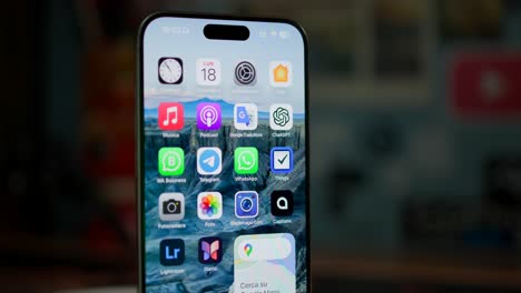 Enfoque-En-Rack-De-La-Pantalla-Del-Teléfono-Inteligente-Que-Muestra-Iconos-De-Aplicaciones-Populares,-Primer-Plano-Interior