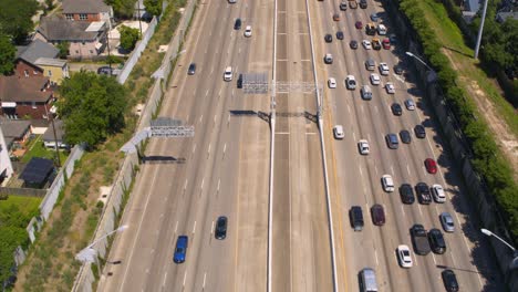 Vista-Aérea-Del-Tráfico-De-Automóviles-En-La-Autopista-59-Sur-En-Houston,-Texas