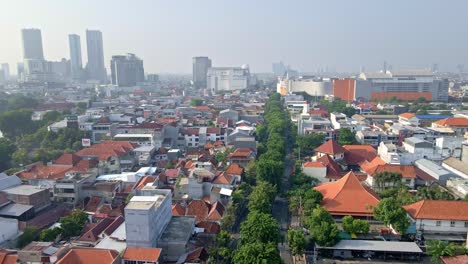 Die-Geschäftige-Morgengeräuschkulisse-Der-Stadt-Surabaya-Mit-Industriegebieten,-Dichter-Bevölkerung,-Bürogebäuden-Und-Einkaufszentren