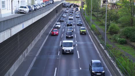 Statische-Kameraaufnahme-Einer-Großen-Straße-Mit-Gegenverkehr-In-Berlin,-Neben-Der-Messe-Nord-ICC