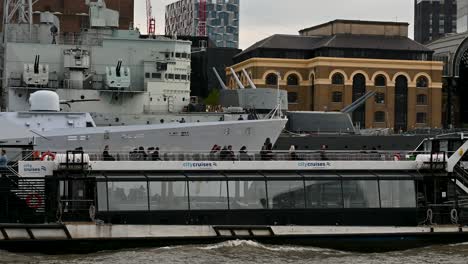 City-Cruises-sailing-past-the-P840-on-the-Thames,-London,-United-Kingdom