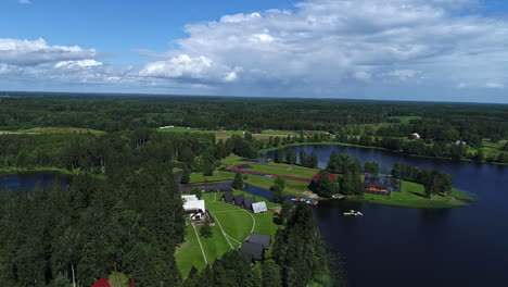 Luftbild-Hyperlapse-über-Einem-Golfdorf-Auf-Dem-Land-In-Grüne-Felder,-Drohne,-Skyline-Bewegung