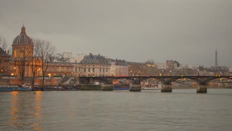 El-Horizonte-De-La-Ciudad-De-París-Con-El-Puente-Pont-Des-Arts-En-La-Nublada-Tarde-De-Otoño.