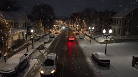 Schneegestöber-Fällt-Nachts-Auf-Kleinstadt-In-Den-USA