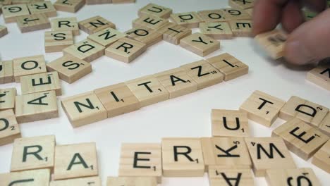 Scrabble-Buchstaben-Bilden-Das-Wort-„Nitazine“-Inmitten-Verschiedener-Spielsteine