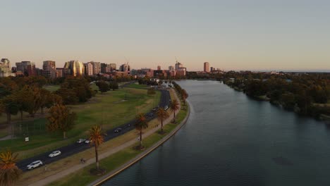 Vista-Aérea-De-Una-Carretera-Rodeada-De-Palmeras-En-Melbourne,-Australia