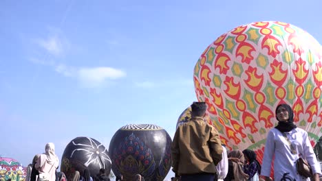 La-Emoción-Del-Festival-De-Globos-Aerostáticos-En-Las-Aldeas-Gemelas,-Wonosobo