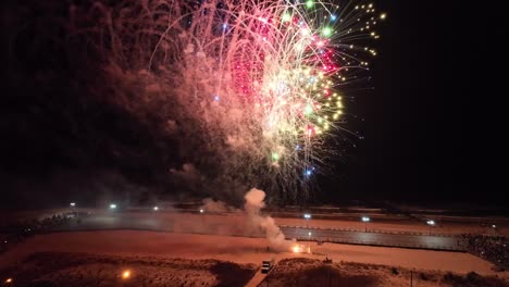 Los-Fuegos-Artificiales-De-Año-Nuevo-Comienzan-A-Dispararse-Al-Final-De-La-Medianoche-En-La-Playa-De-Ocean-City,-Nueva-Jersey.