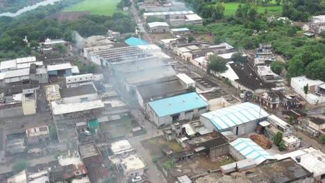 Vista-Aérea-De-Drones-La-Cámara-Del-Drone-Se-Mueve-Hacia-El-Lado-Derecho.-Se-Ven-Diferentes-Fábricas-Y-También-Se-Ven-Montones-De-Alimentos-Y-También-Se-Ve-Un-Río-Al-Lado-De-Las-Fábricas.