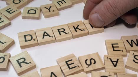 Mano-Masculina-Forma-La-Palabra-Darknet-Usando-Letras-De-Mosaicos-De-Juego-De-Scrabble