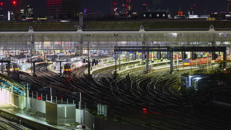 Trains-traffic-at-London-Waterloo-station-in-time-lapse-at-night