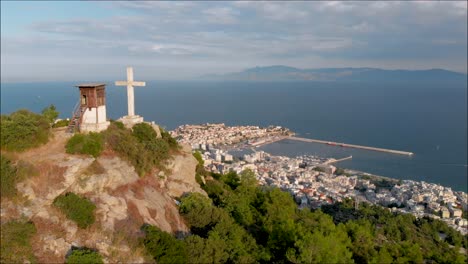 Toma-Aérea-Del-Punto-De-Interés-De-Kavala,-Grecia,-Revelación-Del-Castillo-Del-Casco-Antiguo-Y-Del-Puerto