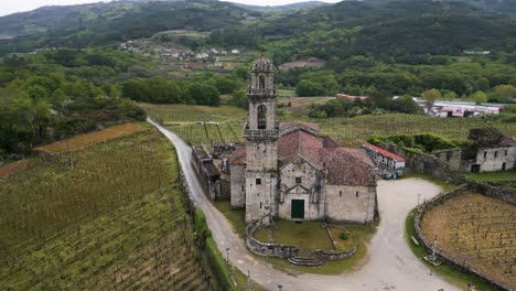 Kirche-Santa-Maria-De-Beade,-Ourense-Spanien---Luftpanorama