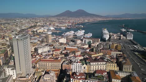 Increíble-Vista-Aérea-Sobre-El-Puerto-De-Nápoles