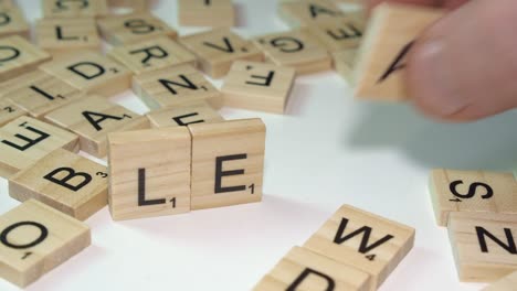 Arbeitsleck-Wird-Mit-Scrabble-Spiel-Fliesen-Buchstaben-Auf-Der-Tischplatte-Gebildet